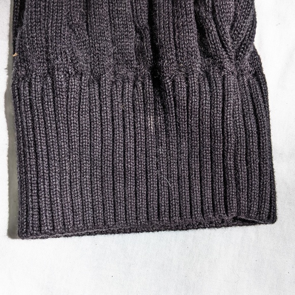 IZOD V-Neck sweater. Black, ribbed. Men's medium. - Picture 3 of 8